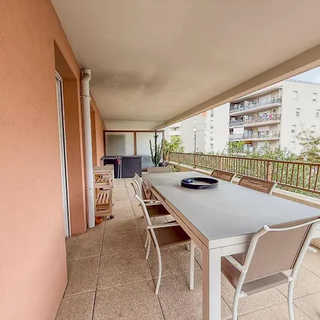 Apartman T3 Dans Avec Piscine , A Pieds Et Proche Commerces