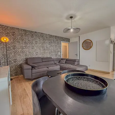 T3 Dans Avec Piscine , A Pieds Et Proche Commerces