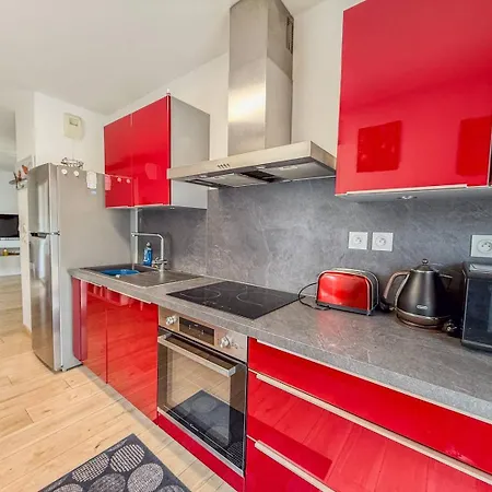 T3 Dans Avec Piscine , A Pieds Et Proche Commerces *