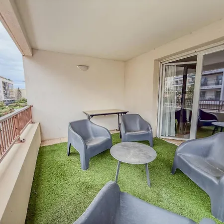 T3 Dans Avec Piscine , A Pieds Et Proche Commerces