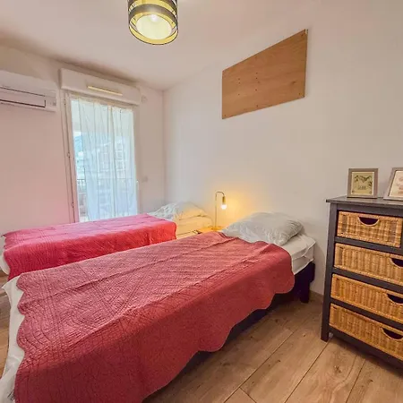 T3 Dans Avec Piscine , A Pieds Et Proche Commerces Apartman