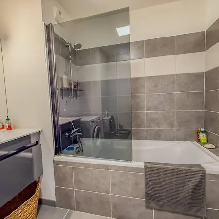 T3 Dans Avec Piscine , A Pieds Et Proche Commerces Апартаменты *