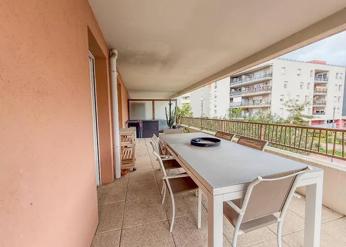 Apartmán T3 Dans Avec Piscine , A Pieds Et Proche Commerces