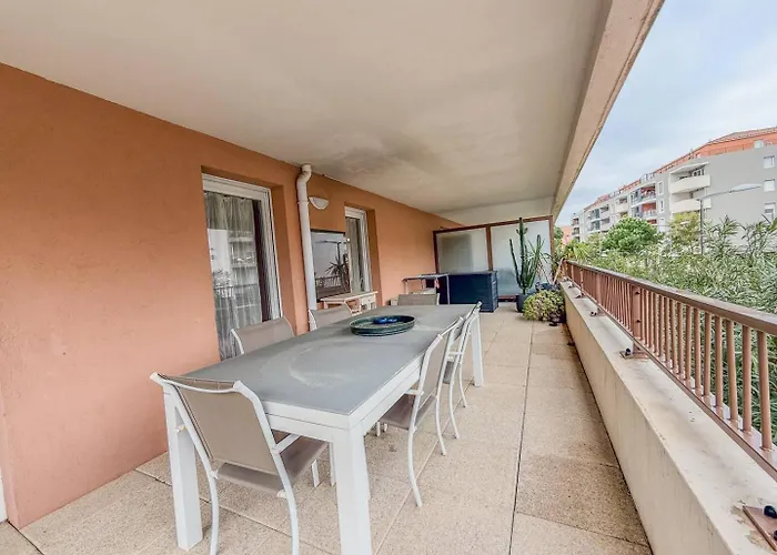 Apartman T3 Dans Avec Piscine , A Pieds Et Proche Commerces Le Lavandou
