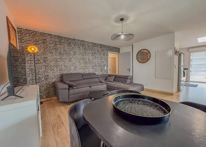 T3 Dans Avec Piscine , A Pieds Et Proche Commerces