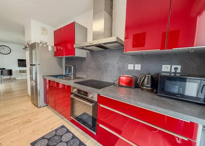 T3 Dans Avec Piscine , A Pieds Et Proche Commerces Apartman