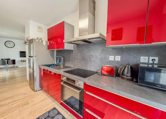 T3 Dans Avec Piscine , A Pieds Et Proche Commerces *