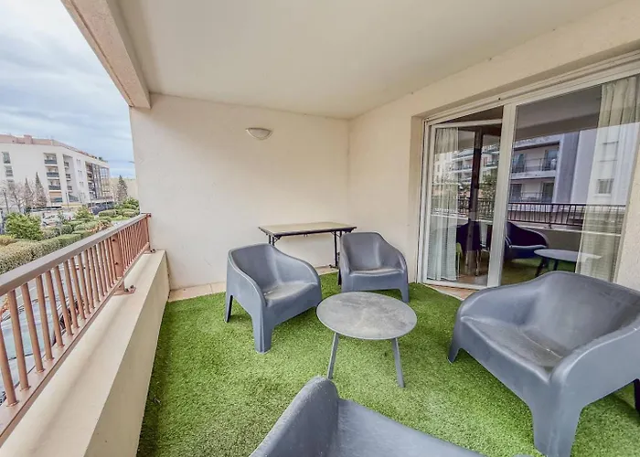 T3 Dans Avec Piscine , A Pieds Et Proche Commerces