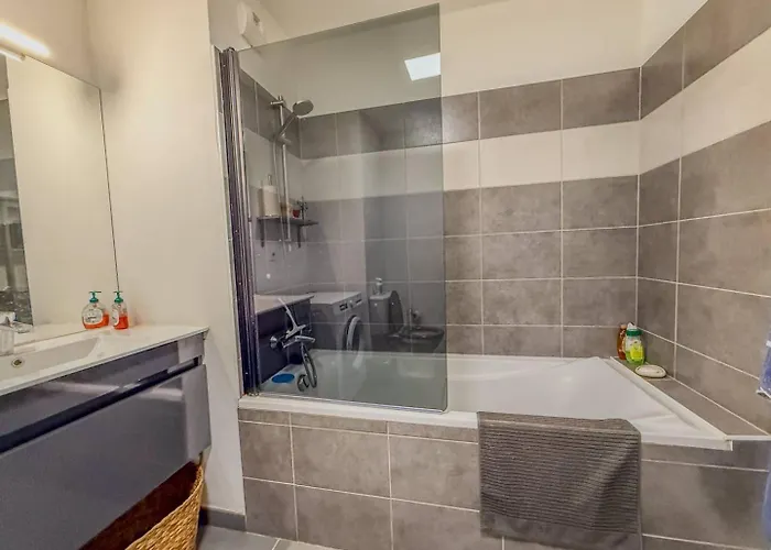 T3 Dans Avec Piscine , A Pieds Et Proche Commerces Apartman *